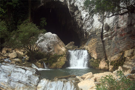 Động sông ngầm Tú Làn hiện hữu trong cái nắng chói chang và trong con mắt ngưỡng mộ của du khách