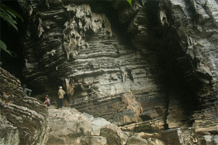 Những rặng đá xếp lớp như cuốn cổ thư, nơi ghi lại những hoạt động địa chất hàng triệu năm nay