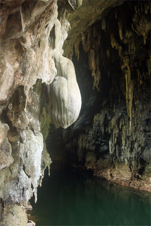 Rặng nhũ đá soi mình trong dòng nước xanh mát chảy ra từ những mạch ngầm trong lòng núi đá vôi