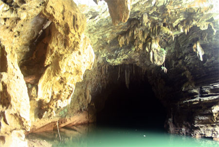 Nằm chênh vênh trên vách núi cách động sông ngầm Tú Làn chừng 100m, động chưa rõ tên này được cho là nơi hợp lưu giữa 2 "rục" (sông ngầm) lớn nhất trong vùng