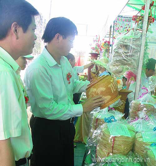 Các đồng chí Lãnh đạo tỉnh đi thăm các gian hàng Hội chợ