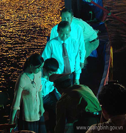 Các đồng chí đại biểu đi thuyền trên sông Son