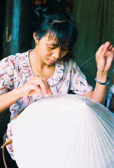 Making traditional hats in Quang Thuan (Quang Trach)