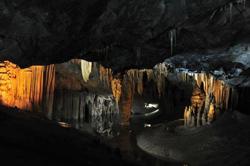 Hiệp hội nghiên cứu hang động Hoàng gia Anh quốc” đã tổ chức khám phá và công bố, động có chiều dài 31,4km, chiều rộng dao động từ 30 đến 100 mét, nơi rộng nhất 150 mét, chiều cao từ đáy lên trần động khoảng 60 mét.