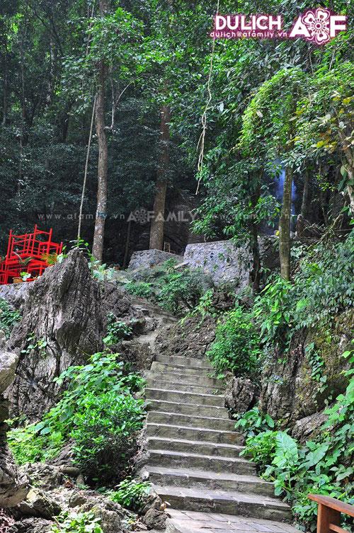 Hơn 500 bậc đá dẫn lối.