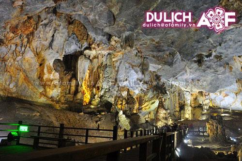 Những bậc thang gỗ dẫn khách tham quan.